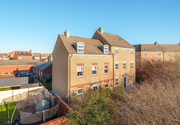 3 Bedroom Town House For Sale In Maskell Drive, Bedford, MK41