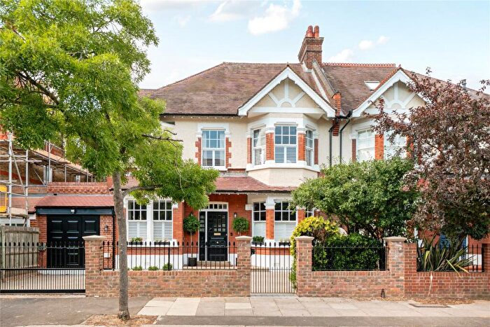 5 Bedroom Semi-Detached House For Sale In Kings Avenue, Bromley, BR1
