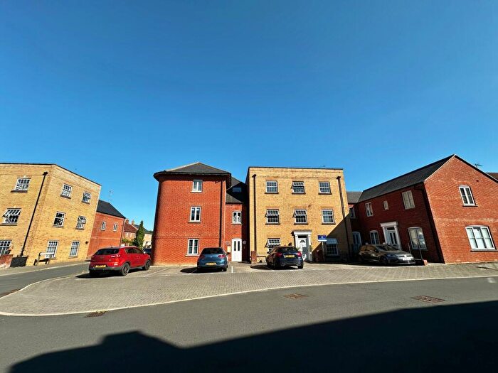 2 Bedroom Flat For Sale In Needlepin Way, Buckingham, MK18