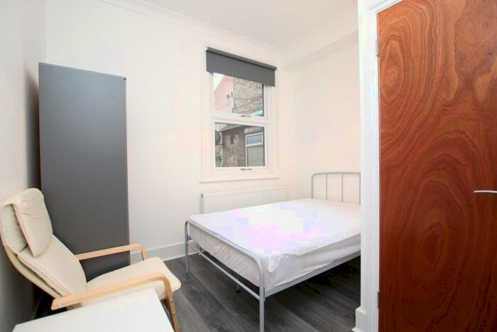 Flat To Rent In Forest Road, Walthamstow, London, E17