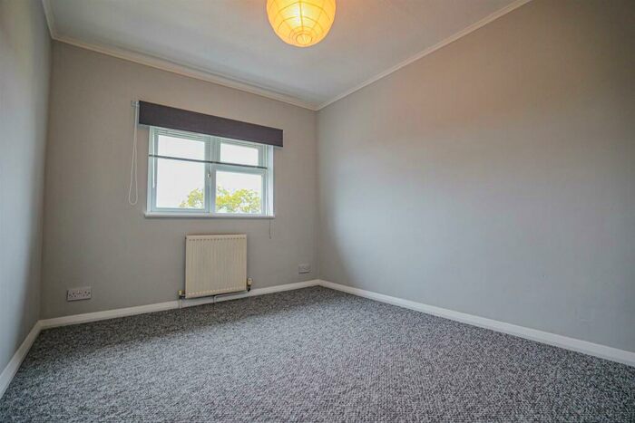 3 Bedroom Flat To Rent In Long Chaulden, Hemel Hempstead, HP1