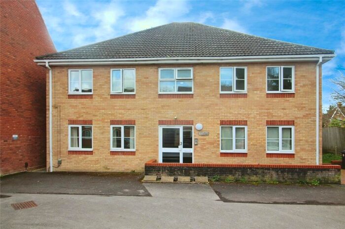 2 Bedroom Flat To Rent In Lynwood Drive, Andover, Hampshire, SP10
