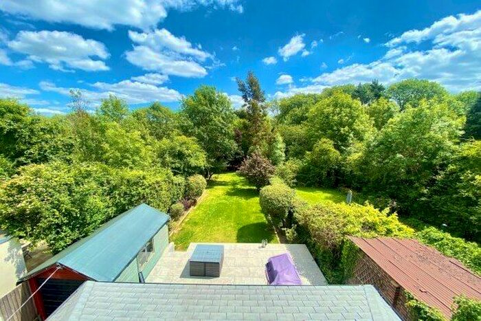 4 Bedroom Property To Rent In Ash Grove, Guildford, GU2