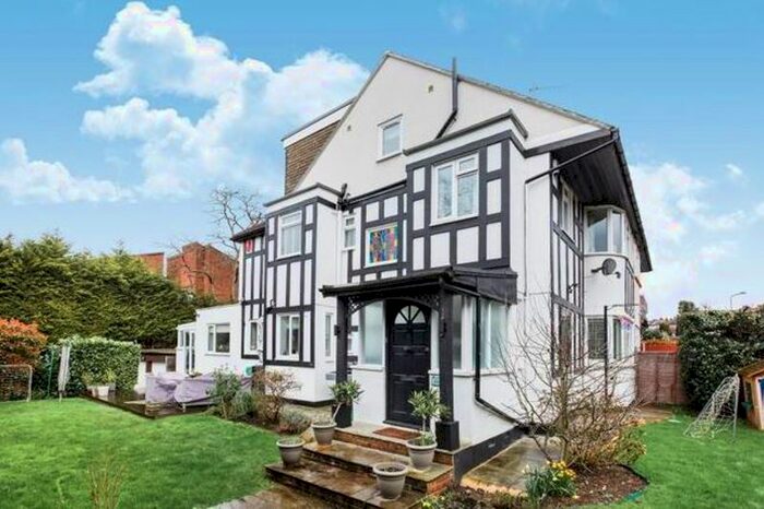 6 Bedroom Property To Rent In Holden Avenue, London, N12