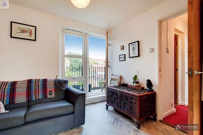 3 Bedroom Flat To Rent In Geary Street, Islington, London, N7