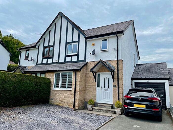 3 Bedroom Semi-Detached House For Sale In Bryn Llywelyn, Corwen, LL21