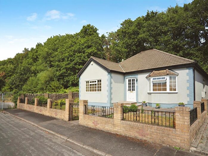 3 Bedroom Detached House For Sale In The Walk, Hengoed, CF82