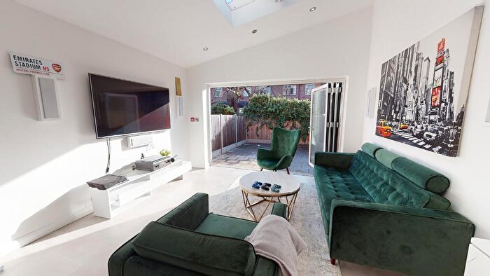 4 Bedroom Semi-Detached House To Rent In City Road ( Bed), Dunkirk, Nottingham, NG7