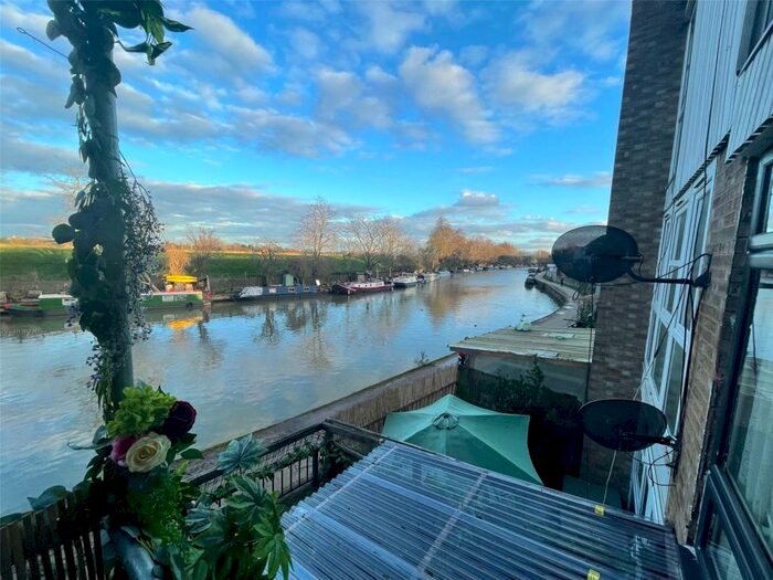 Apartment To Rent In Lemsford Close, South Tottenham, London, N15