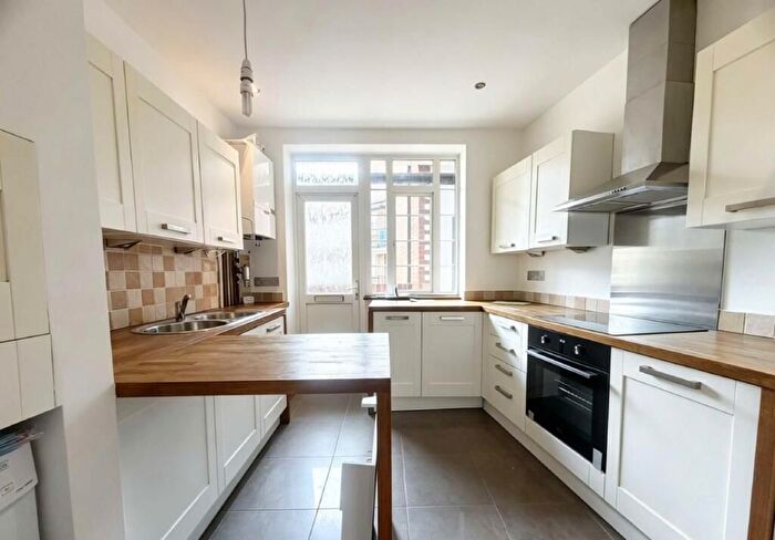 2 Bedroom Flat To Rent In Shirehall Lane, Hendon, London, NW4