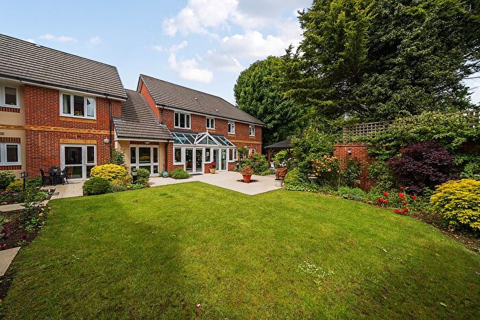 1 Bedroom Flat For Sale In Clover Leaf Court, Ackender Road, Alton, Hampshire, GU34