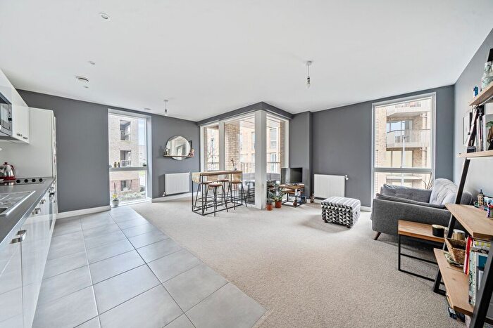 2 Bedroom Flat For Sale In Adenmore Road, London, SE6