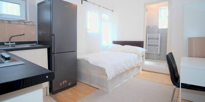 Studio To Rent In Mile End Road, London E1