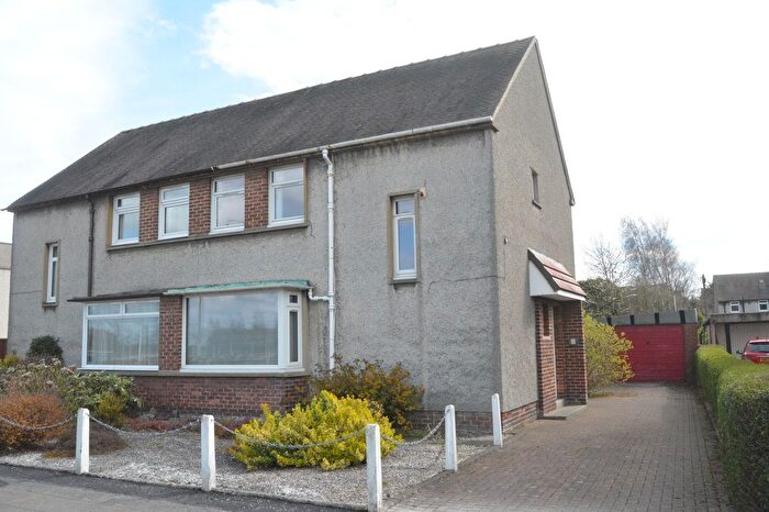 3 Bedroom Semi-Detached House For Sale In Grangemouth Road, Falkirk, FK2