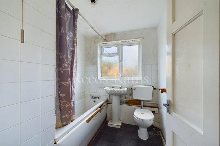 2 Bedroom Apartment For Sale In Stonewood, Bean, Dartford, Kent, DA2
