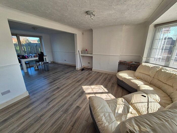 4 Bedroom Semi-Detached House To Rent In Villa Road, Luton, LU2
