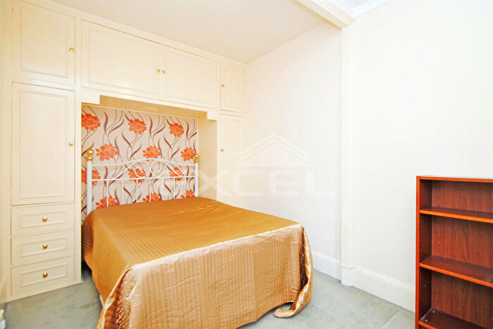 Cottage To Rent In Park Drive, London, NW11