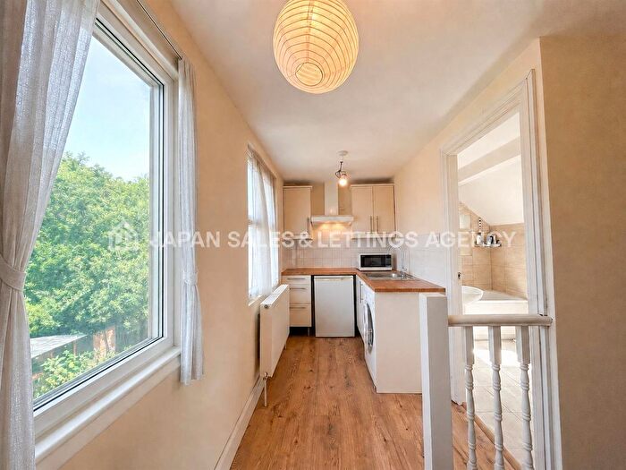 Studio To Rent In Saxon Drive, Acton, W3