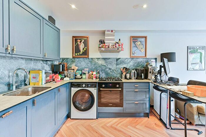 3 Bedroom Flat To Rent In Mitcham Road, Tooting, London, SW17