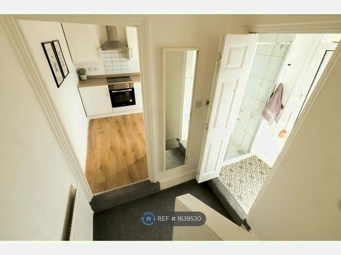 2 Bedroom Flat To Rent In Stanley Court, Newport, NP20