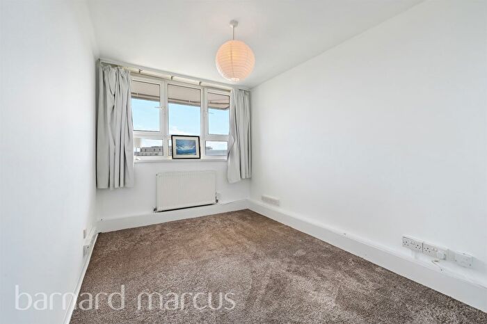 2 Bedroom Flat For Sale In Grantham Road, London, SW9