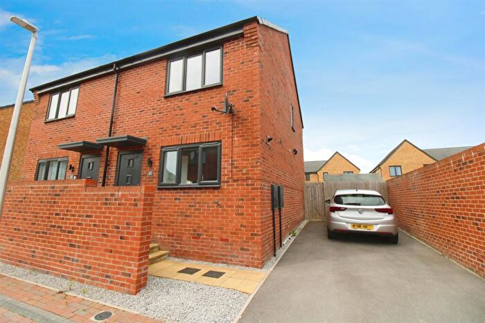 2 Bedroom Semi Detached House For Sale In Unity Road, Kingswood, HU7