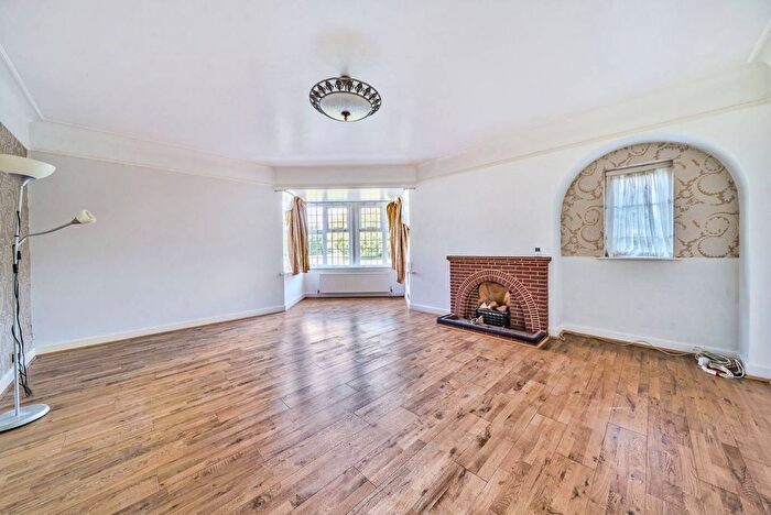 2 Bedroom Flat To Rent In Queens Drive, West Acton, London, W3