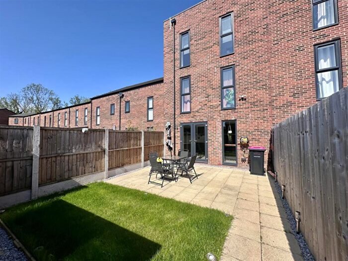 4 Bedroom Town House To Rent In Ribot Walk, Salford, M6