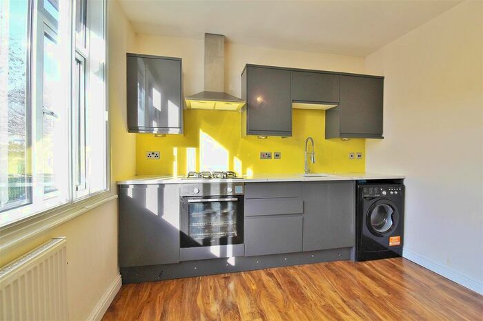 3 Bedroom Flat To Rent In Spur Road, Isleworth, TW7