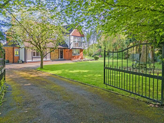 4 Bedroom Detached House For Sale In Doddinghurst Road, Brentwood, CM15