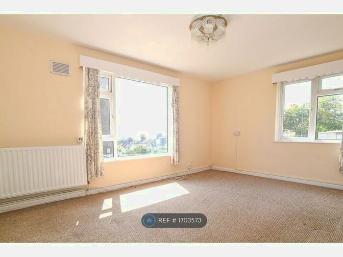 2 Bedroom Flat To Rent In Medway Court, Brighton, BN2