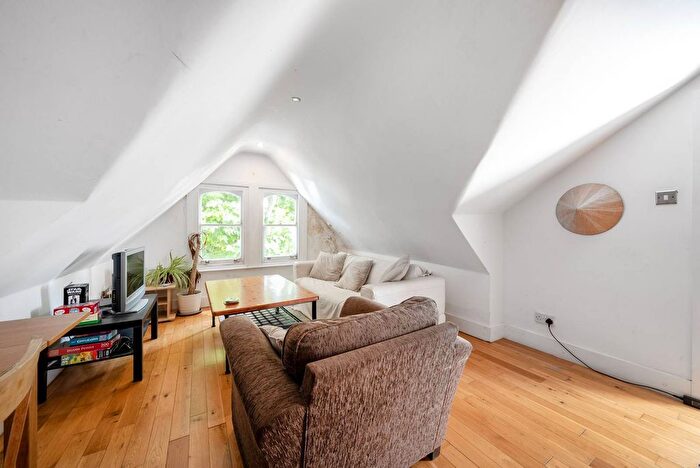 2 Bedroom Flat To Rent In Crockerton Road, Balham, London, SW17