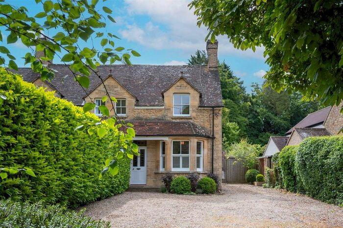 3 Bedroom Semi-Detached House For Sale In Grove Road, Bladon, Woodstock, OX20