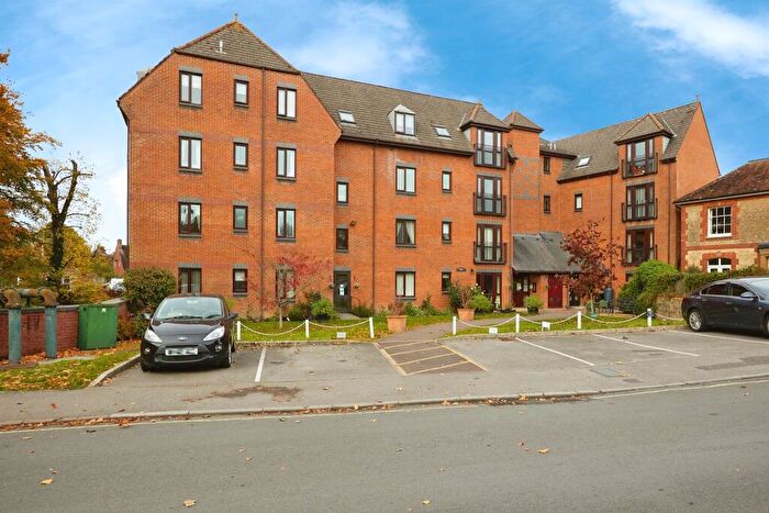 2 Bedroom Flat For Sale In Barnaby Mead, Gillingham, SP8