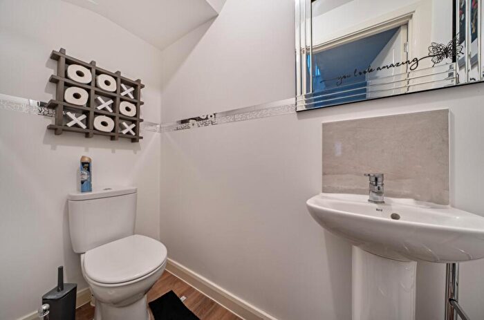 4 Bedroom Detached House For Sale In Violet Close, Harlaxton, NG32