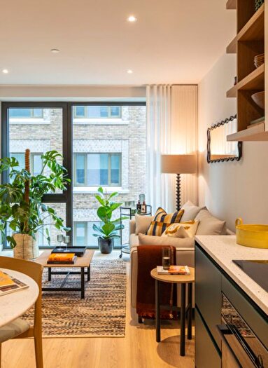 3 Bedroom Flat To Rent In The Maple, NW2