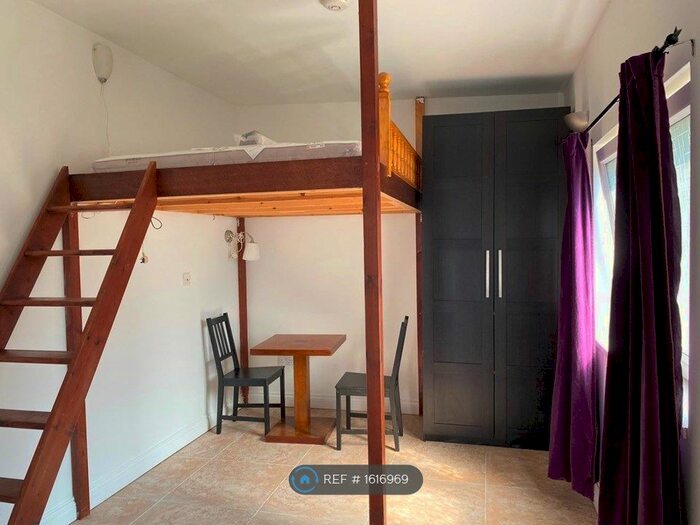 Studio To Rent In Seelig Avenue, London, NW9