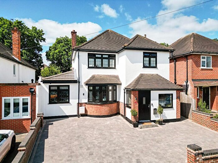 3 Bedroom Link Detached House For Sale In Oak Lodge Avenue, Chigwell, Essex, IG7
