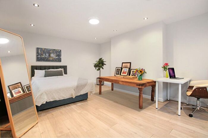 Studio To Rent In Warwick Road, London, SW5