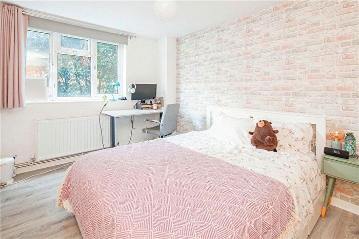 2 Bedroom Flat For Sale In Fawcett Close, London, SW11