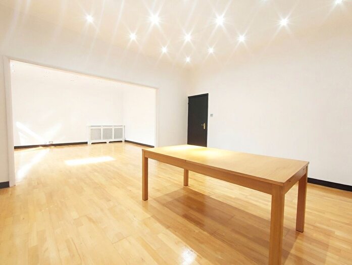 2 Bedroom Bungalow To Rent In Hendon Avenue, Finchley, London, N3