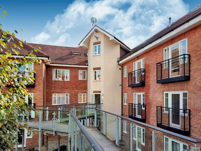2 Bedroom Flat For Sale In Lumley Road, Horley, RH6
