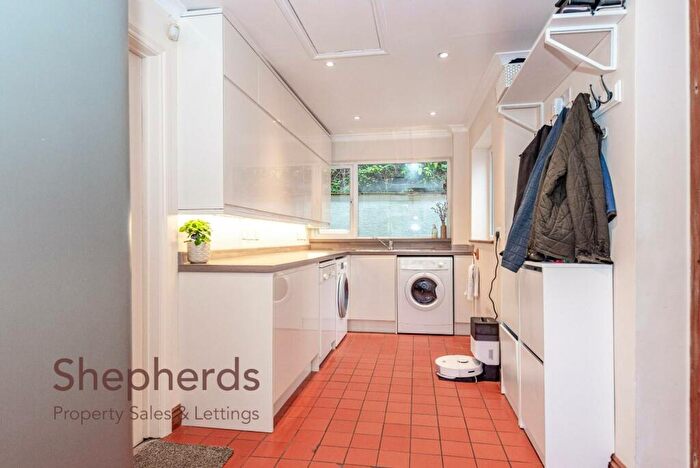 5 Bedroom Detached House For Sale In Hertford Road Woollens Brook, Hoddesdon, EN11