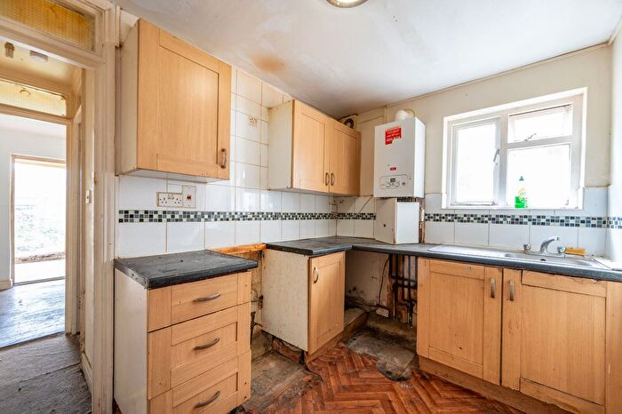 2 Bedroom Flat For Sale In Belton Road, Willesden Green, London, NW2