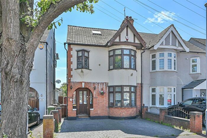 4 Bedroom Semi Detached House For Sale In Rose Glen, Romford, RM7