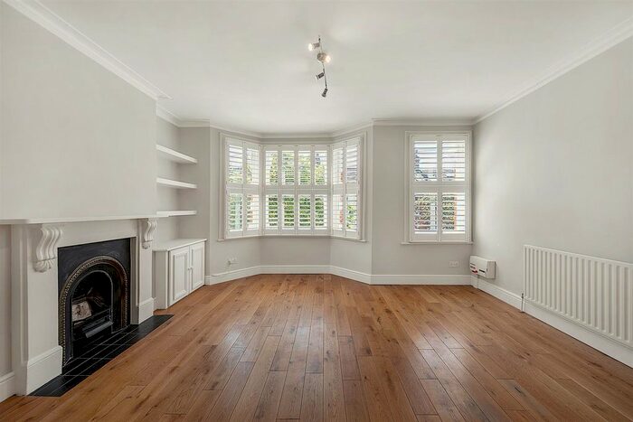 3 Bedroom Flat To Rent In Vanderbilt Road, Earlsfield, London, SW18