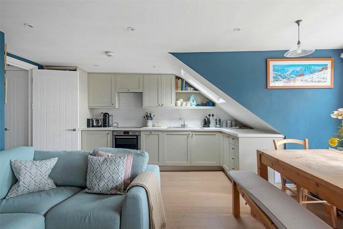 2 Bedroom Flat To Rent In Geraldine Road, Wandsworth, SW18