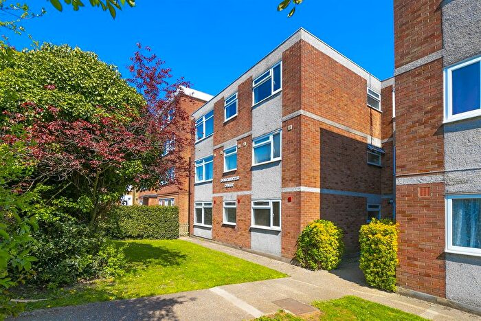 2 Bedroom Flat For Sale In Dorchester Court, South Woodford, E18
