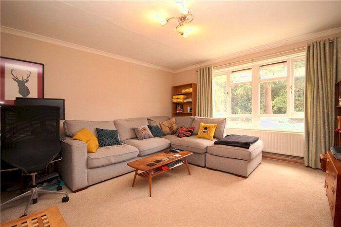 1 Bedroom Flat To Rent In Elgin Gardens, Guildford, Surrey, GU1