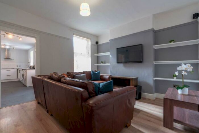 5 Bedroom Terraced House To Rent In Dunlop Avenue, Nottingham, NG7